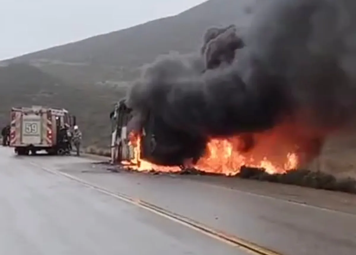 Imagen de la publicación original: Un colectivo de trabajadores se incendió en la Ruta 26