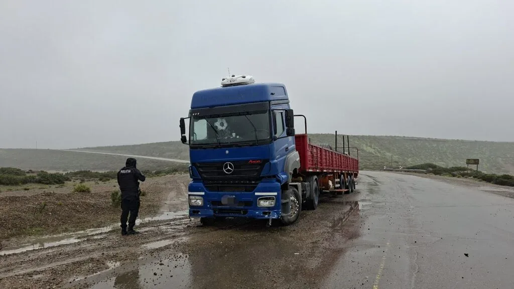 Choque entre un auto y un camión en la Ruta 3 cerca de Ramón Santos