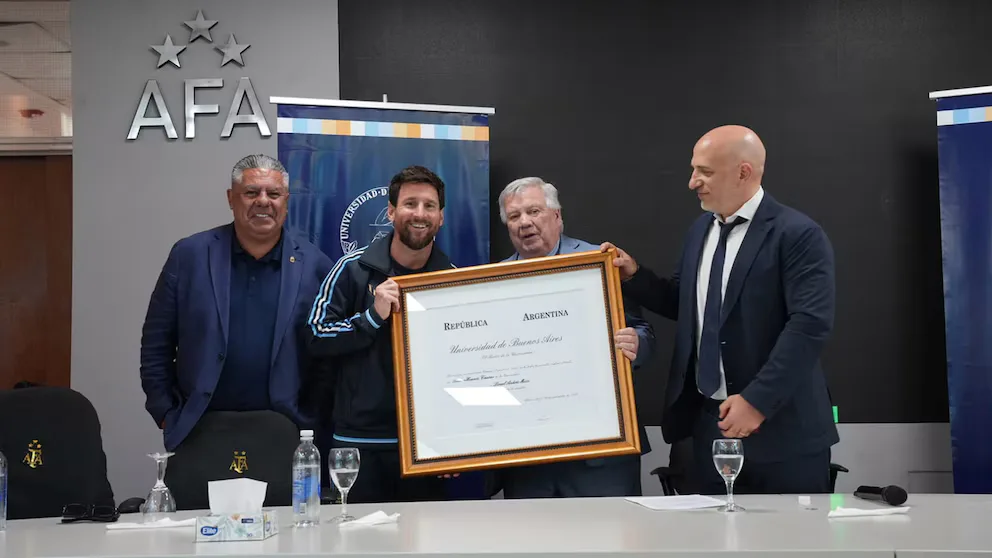 Messi recibió el Honoris Causa de la UBA en Ezeiza