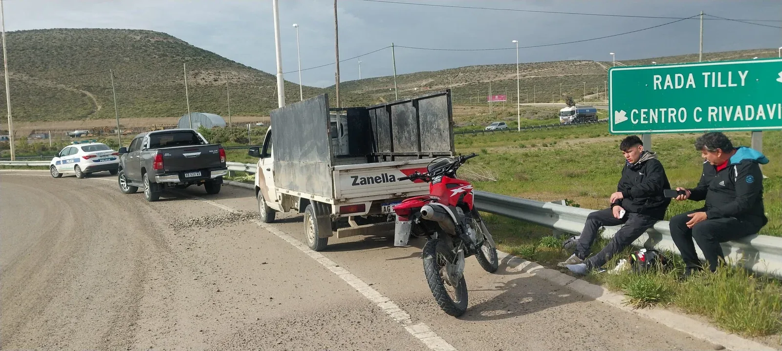 Colisión entre una pick-up y una moto en el acceso a Rada Tilly