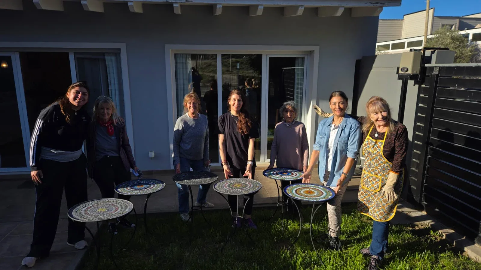 Seminario de mosaico veneciano en Rada Tilly: mujeres crearon sus propias mesas