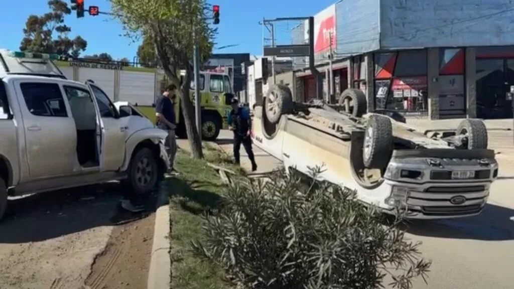 Vuelco en Comodoro Rivadavia tras choque entre dos camionetas