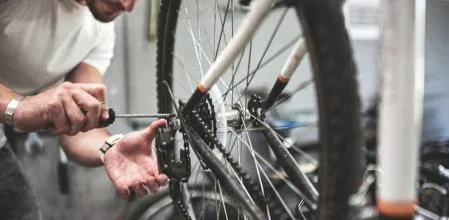 Taller gratuito de mecánica de bicicletas para jóvenes en Rada Tilly