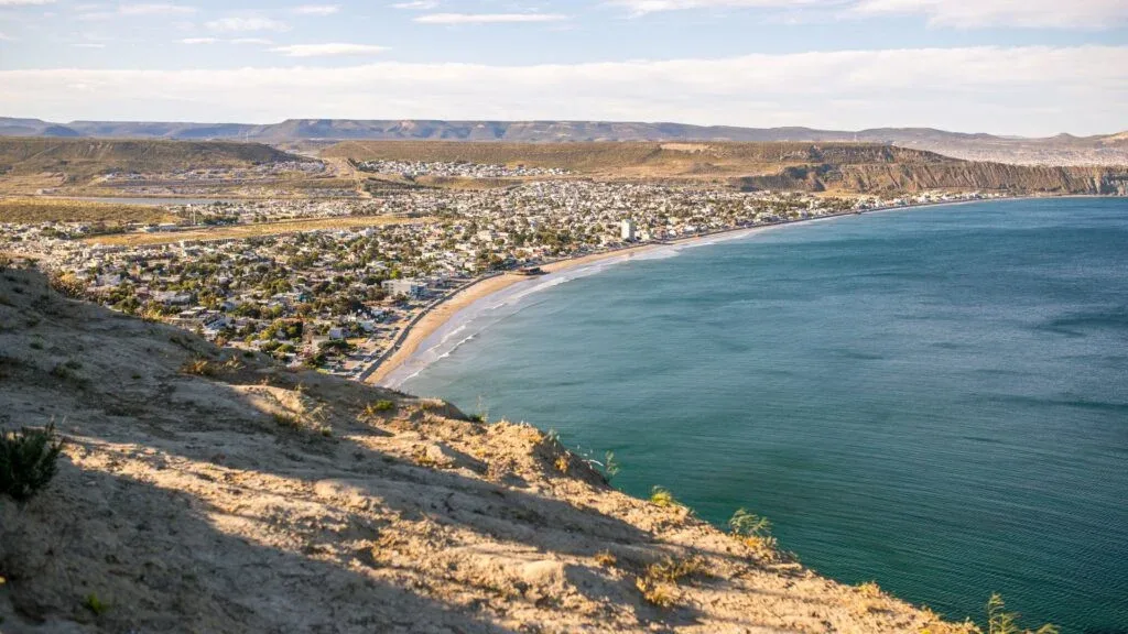 Humedad y cielo variable en Rada Tilly, con posibles precipitaciones hacia la noche