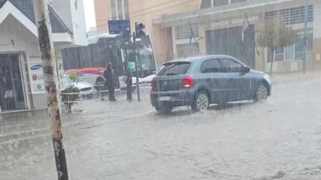 Tormenta aislada azotó Comodoro Rivadavia con granizo y anegaciones