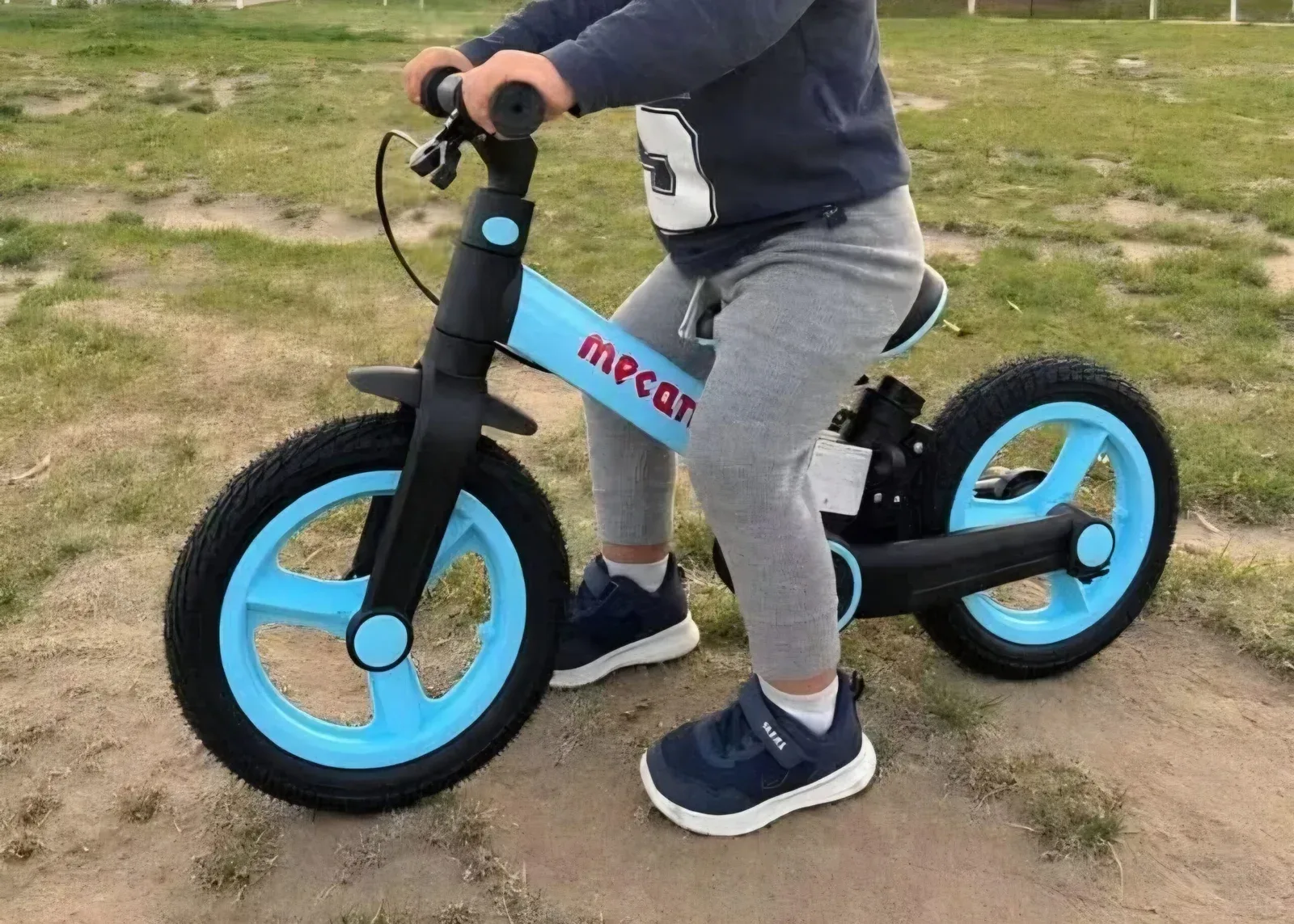 Familia busca la bicicleta olvidada por un nene de 3 años en una plaza de Rada Tilly