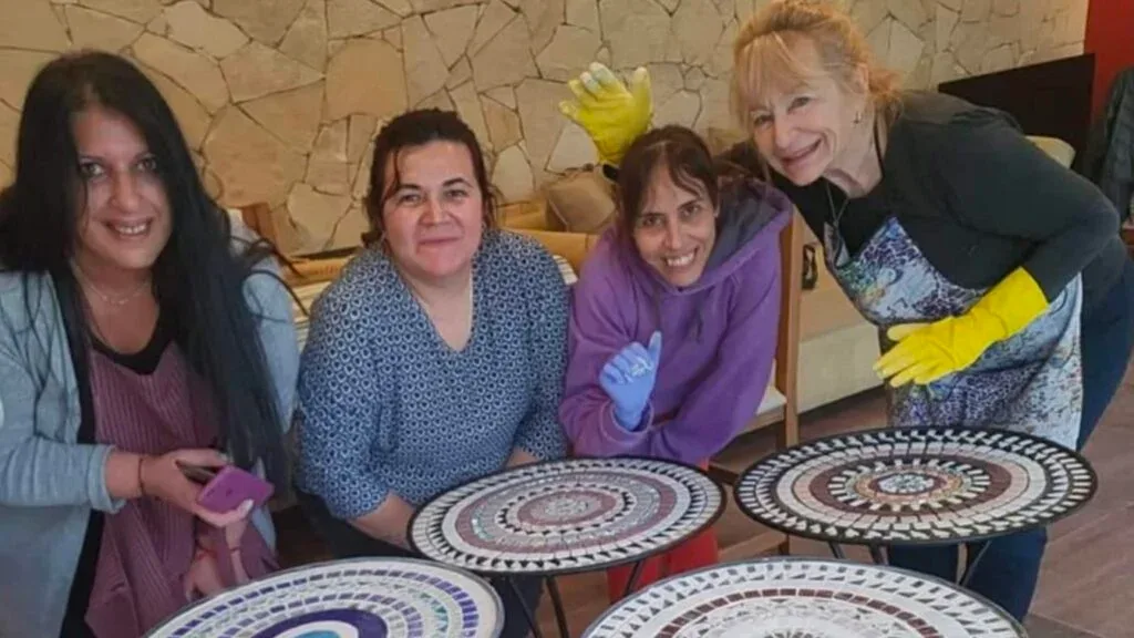 Seminario de mosaico veneciano en Rada Tilly: últimos cupos para crear una mesa