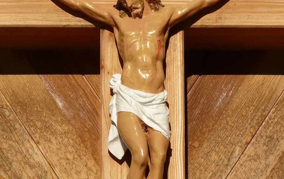 Tragedia en una misa: un crucigrama de madera cayó sobre un párroco y le causó la muerte