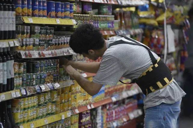 Comercio cierra paritaria con suba del 5,7% y bono de $50.000 para el último trimestre