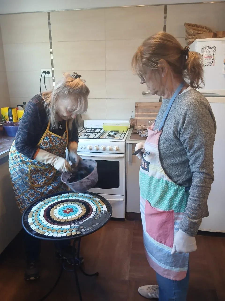 Seminario de mosaico veneciano en Rada Tilly: mujeres crearon sus propias mesas
