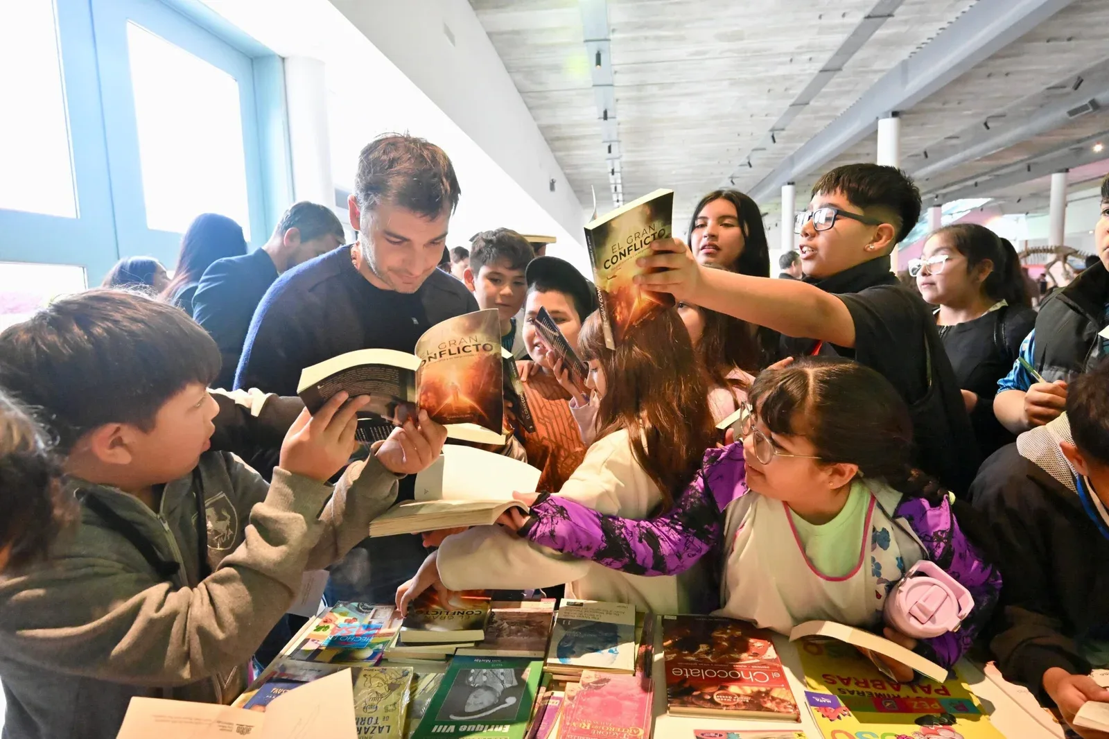 Torres resaltó avances en alfabetización en la Feria del Libro de Trelew