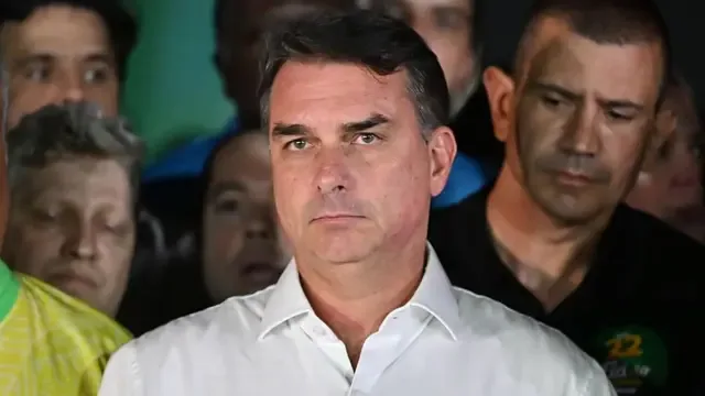 Avión retenido en Iguazú: investigan si Flávio Bolsonaro iba a bordo
