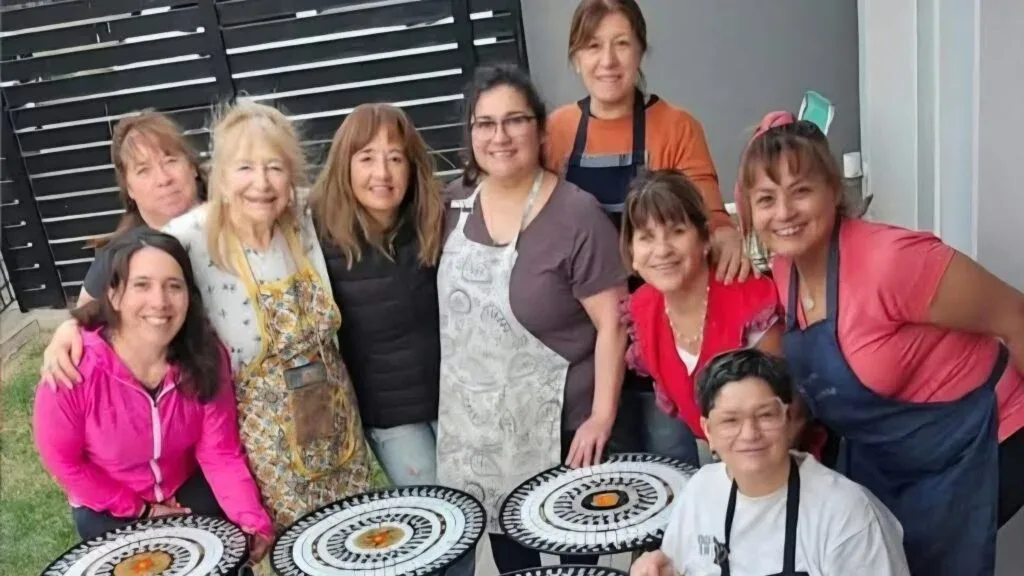 Mosaico veneciano: seminario para crear una mesa en Rada Tilly