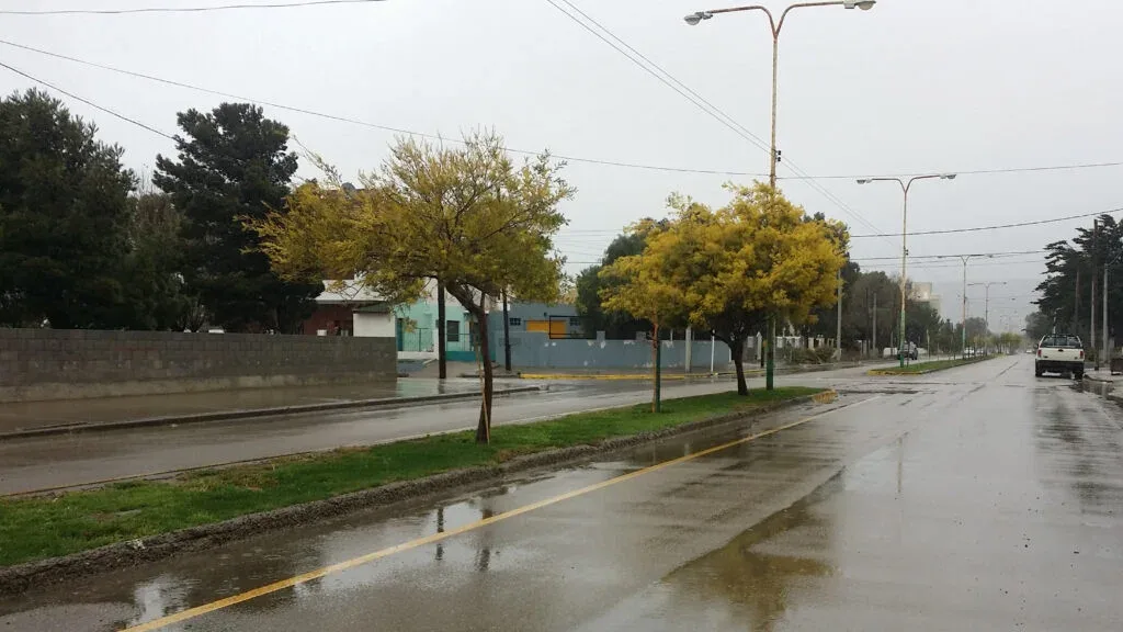 Rada Tilly: lloviznas persisten tras el fin del alerta y la mejora llegaría por la tarde