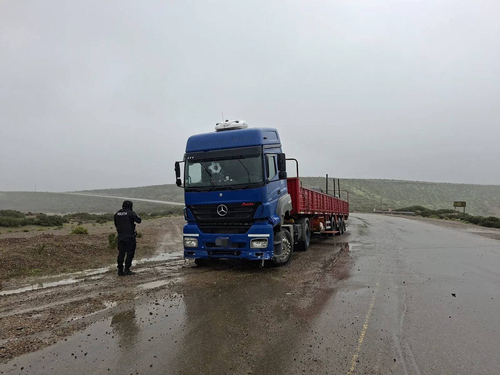 Choque entre un auto y un camión en la Ruta 3 cerca de Ramón Santos
