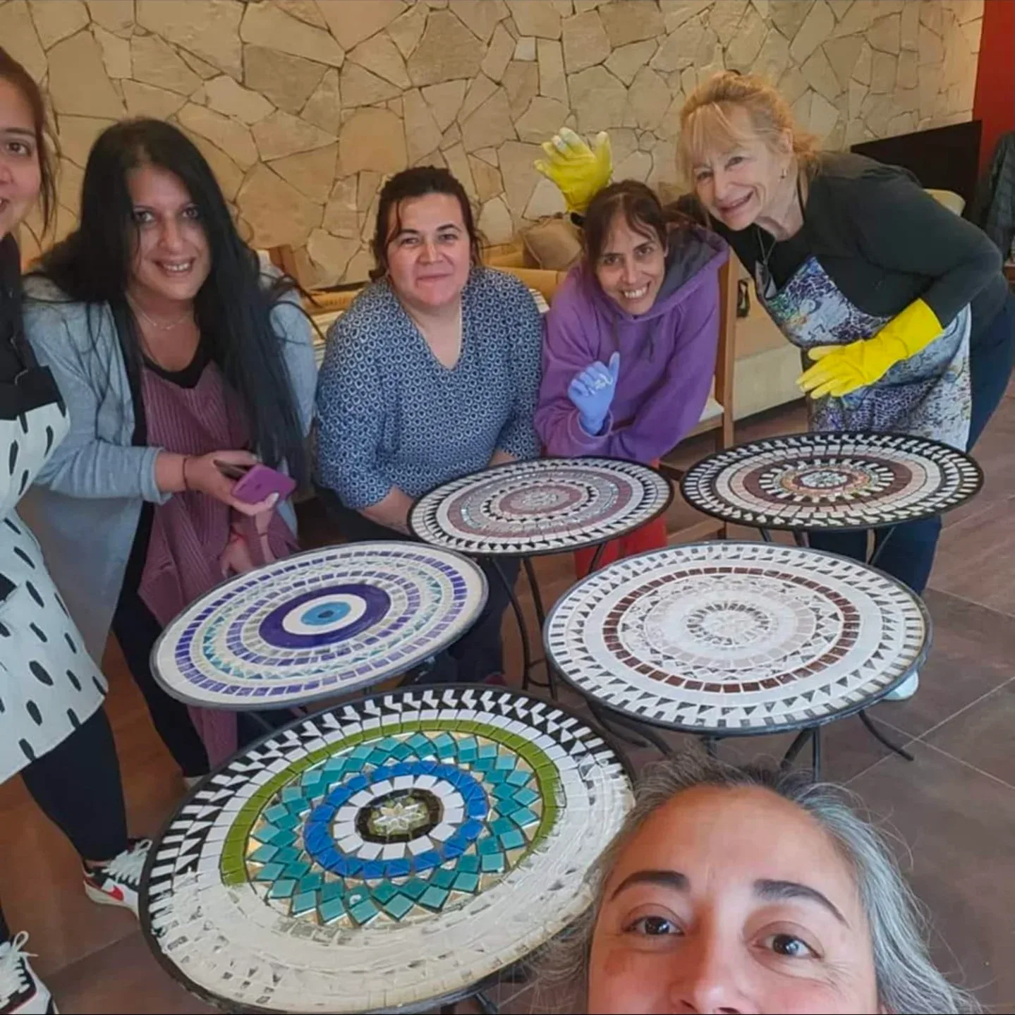 Mosaico veneciano: seminario para crear una mesa en Rada Tilly