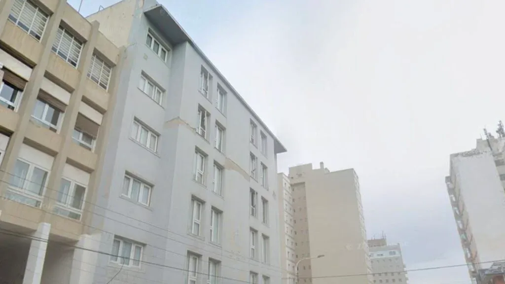 Un hombre fue rescatado tras subir al techo de un hotel céntrico de Comodoro Rivadavia