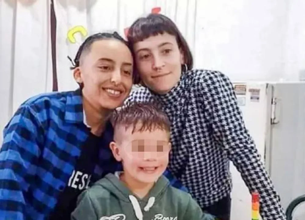 Polemica por un aviso del Día de la Madre con la imagen de Lucio Dupuy