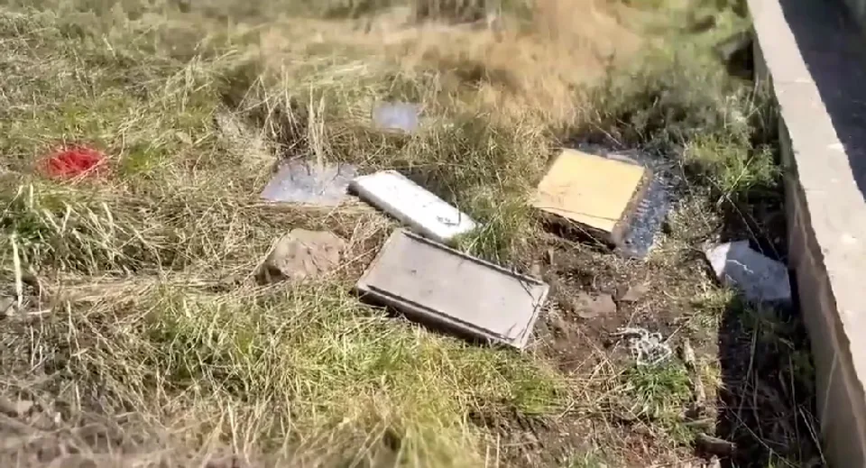 Placa y ofrendas de Malvinas halladas fuera de lugar en el cementerio de Darwin