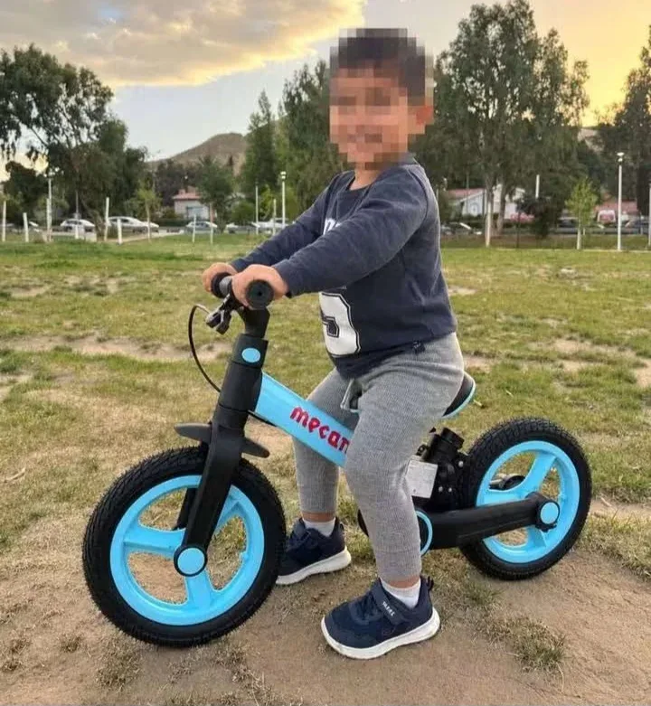 Familia busca la bicicleta olvidada por un nene de 3 años en una plaza de Rada Tilly