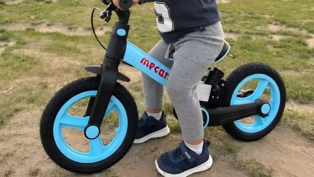 Familia busca la bicicleta olvidada por un nene de 3 años en una plaza de Rada Tilly