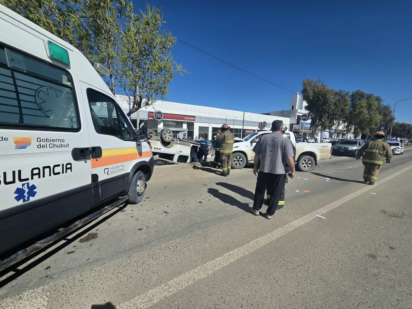 Vuelco en Comodoro Rivadavia tras choque entre dos camionetas