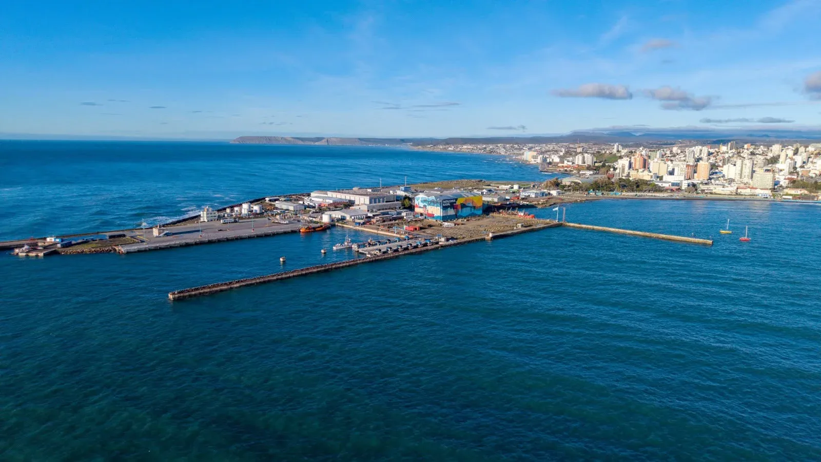Comodoro Rivadavia celebra los 30 años del muelle con visitas al destructor Almirante Brown