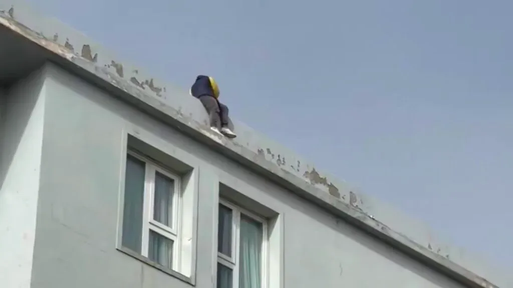 Despliegue policial en el centro de Comodoro Rivadavia por un hombre en la cornisa del Hotel Austral