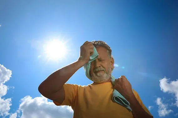 Calor: Salud aconseja beber agua seguido y cuidar a los grupos de riesgo