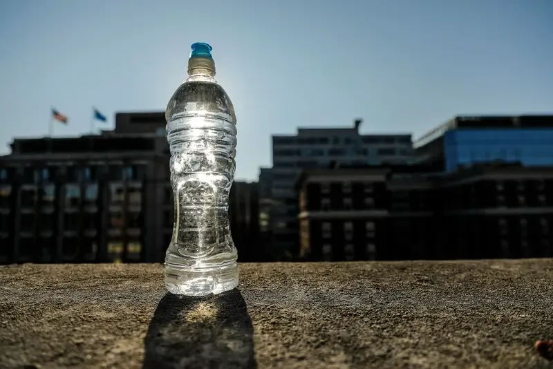 Botellas al sol: el calor que puede filtrar químicos al agua
