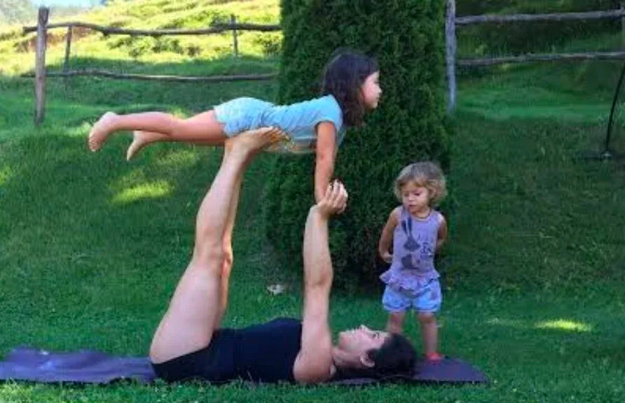 Acroyoga en familia llega a Rada Tilly este sábado