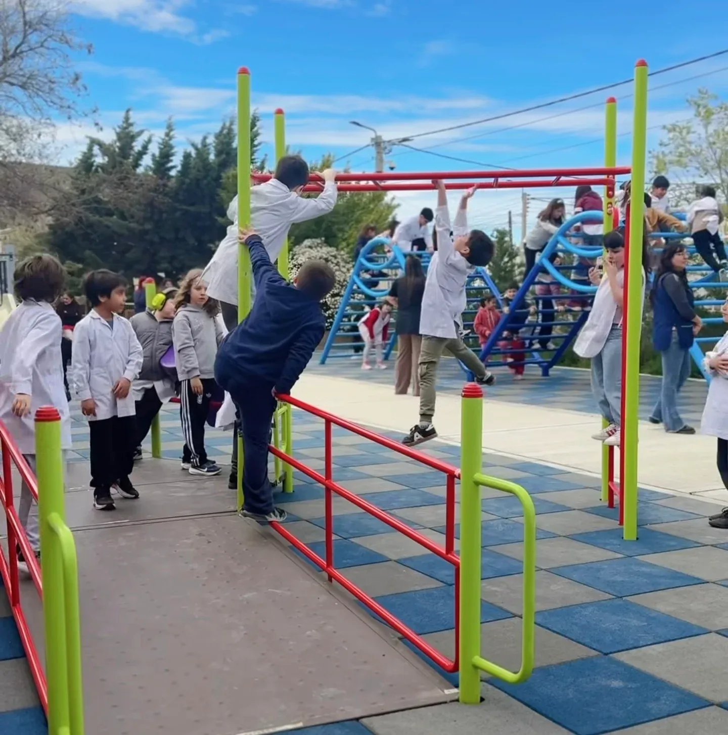 Rada Tilly estrenó el patio de juegos renovado de la Escuela Provincial Nº 217