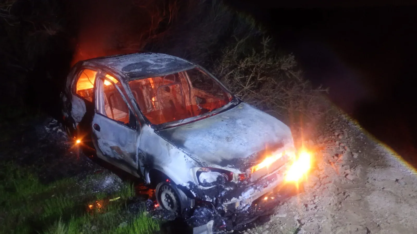 Investigan si el auto incendiado en el acceso a una cantera de Rada Tilly es el Chevrolet Celta robado en Comodoro
