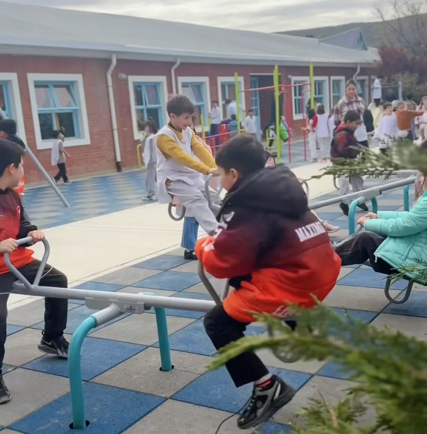Rada Tilly estrenó el patio de juegos renovado de la Escuela Provincial Nº 217