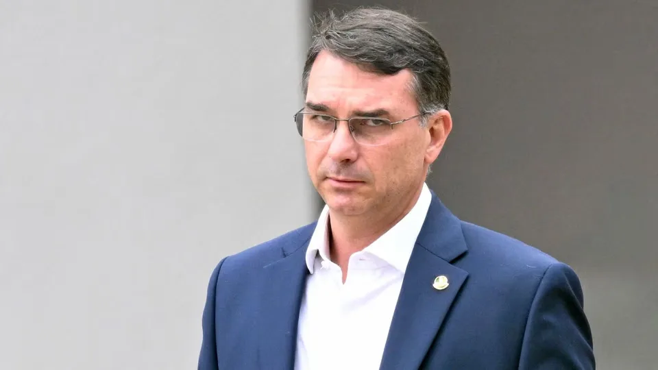 Flávio Bolsonaro se define como "líder de Brasil" desde Estados Unidos