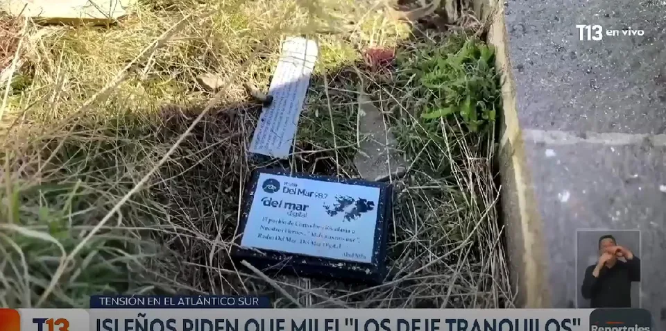 Placa y ofrendas de Malvinas halladas fuera de lugar en el cementerio de Darwin
