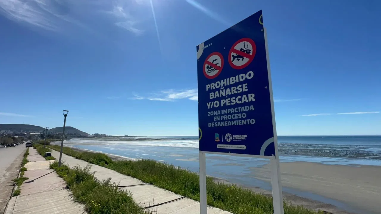 Stella Maris: sigue el vertido cloacal pese a los carteles de prohibición